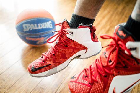 Outdoor basketball shoes